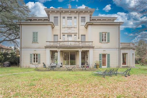 Historische Villa mit 4 Hektar privatem Park und Pool