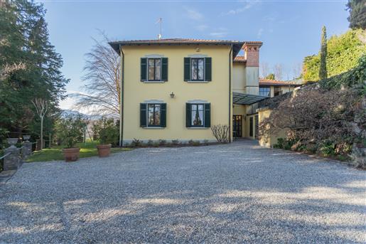 Superb country mansion next to Lake Maggiore