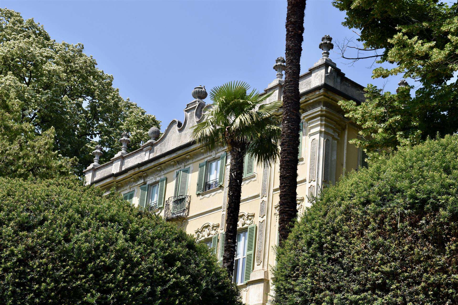 Villa storica con vista mozzafiato a Comerio