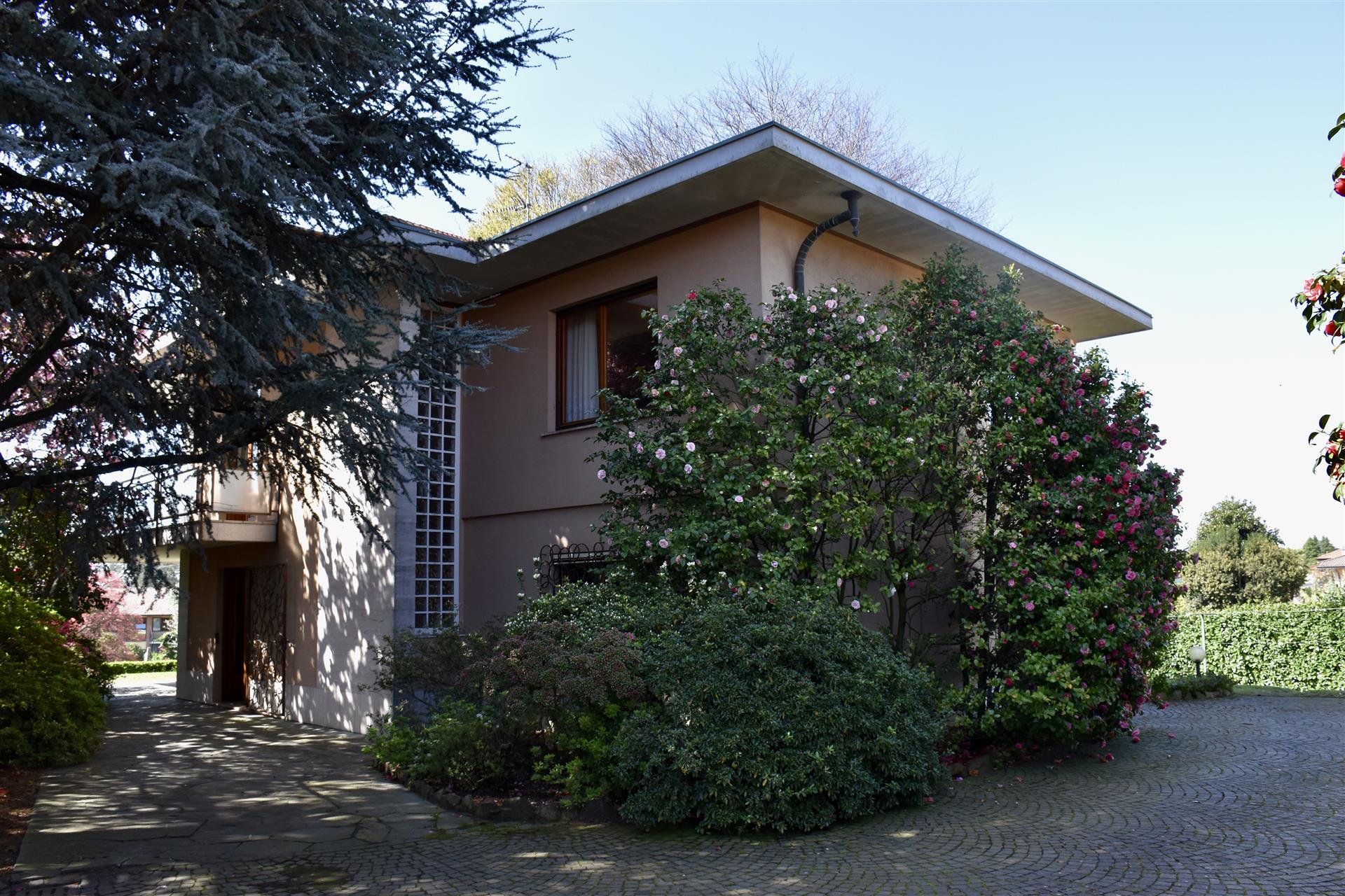 Villa mit privatem Garten in Castronno