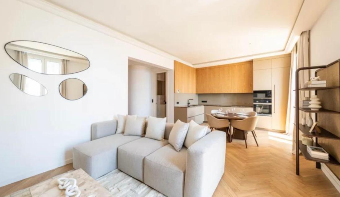 Elegant 3-Room Apartment with Terrace and Stunning Sea Views