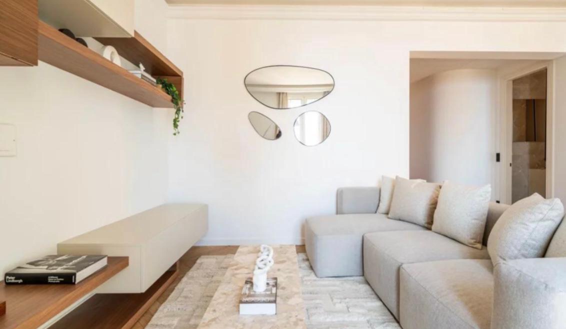 Elegant 3-Room Apartment with Terrace and Stunning Sea Views
