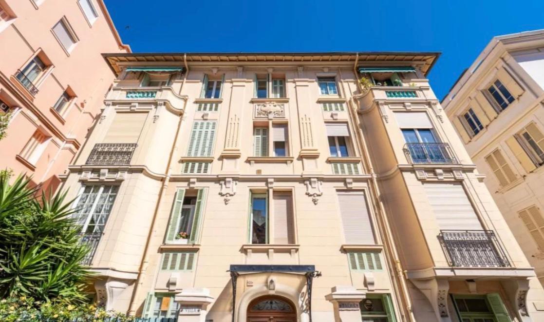 Elegant 3-Room Apartment with Terrace and Stunning Sea Views