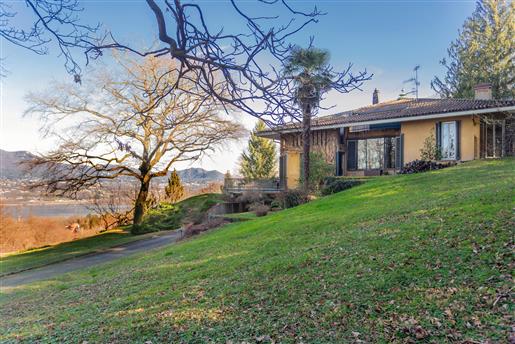 Enchanting villa with private park on the shores of Lake Varese