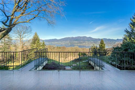 Enchanting villa with private park on the shores of Lake Varese
