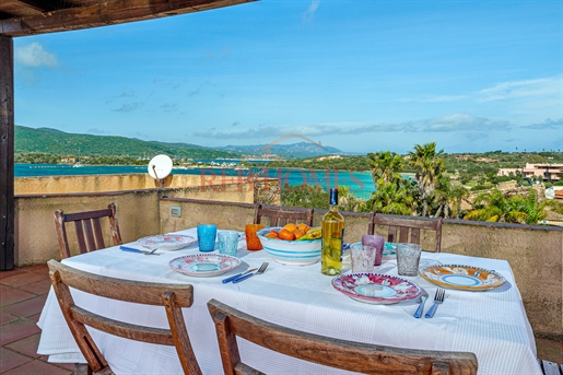 Štvorizbový apartmán s terasou s výhľadom na more, ubytovanie s bazénom