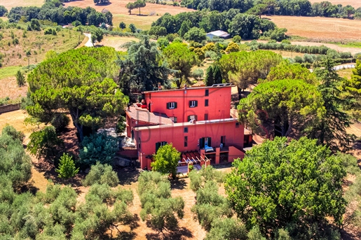 Spectacular historical villa on the outskirts of Rome