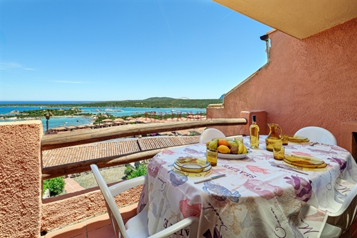 Three-room apartment with sea view in residence with pool
