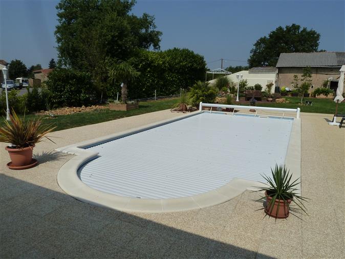 Inbyggd 2013 - stora vackra hus med dubbel garage och pool.