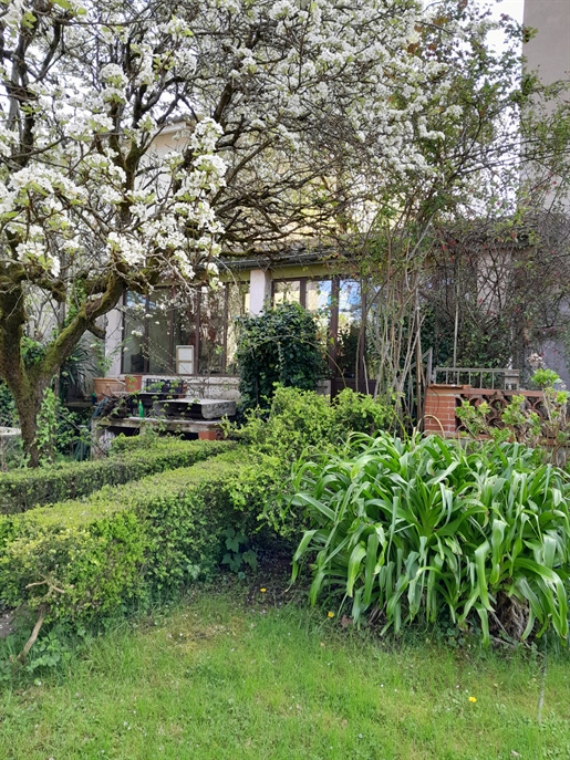Charming house with garden on the way to Santiago de Compostela.