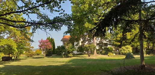 Großes Haus mit Garage, unabhängiger Gîte und bewaldetem Park in der Nähe aller Annehmlichkeiten.