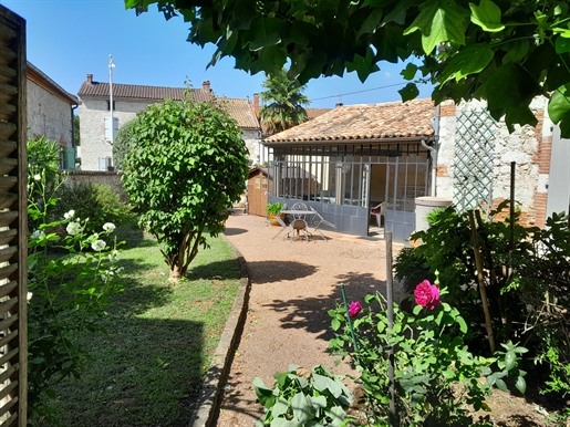 Karakteristiek huis met tuin op weg naar Santiago de Compostela.