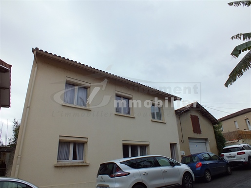 House in the heart of town of 135 m2 on 2 levels, 6 rooms, garage of 50 m2 and outbuilding, with a g