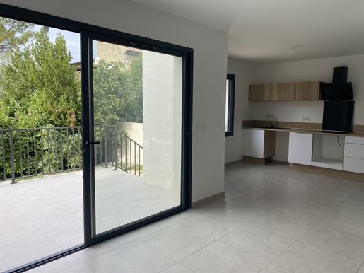 Orange close to all amenities on foot 2020 house with garage, courtyard terrace and parking spaces