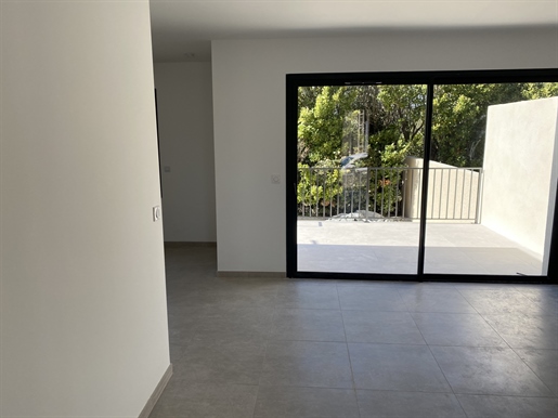 Orange close to all amenities on foot 2020 house with garage, courtyard terrace and parking spaces