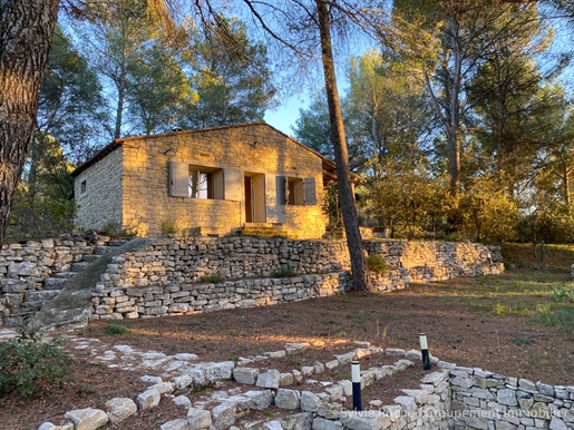 Velleron, favorite for this stone Mazet on a plot of 1800m2 5 minutes from Isle-sur-la-Sorgue.