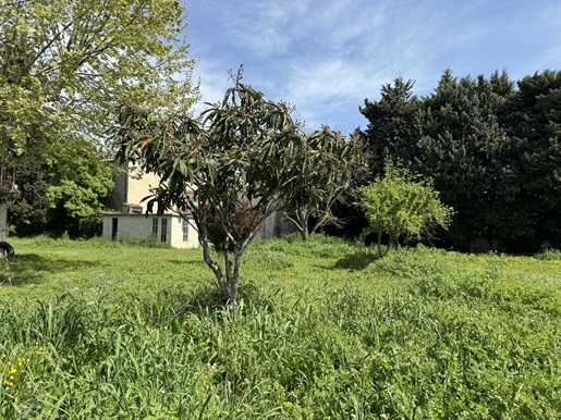 Caderousse, 5 minutes from the A7/A9 Orange interchange, 30 minutes from Avignon Tgv station, buildi