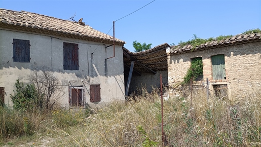 Camaret sur Aigues, Semi-detached farmhouse to restore with outbuildings on 300m2 plot