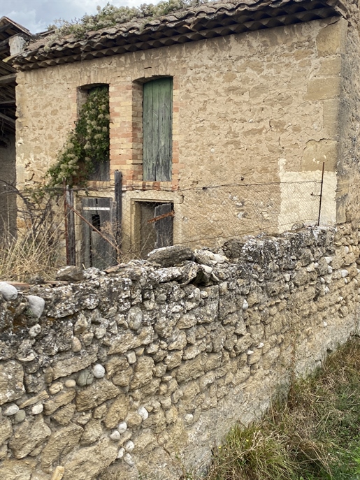Camaret sur Aigues, Halfvrijstaande boerderij om te restaureren met bijgebouwen op 300m2 perceel