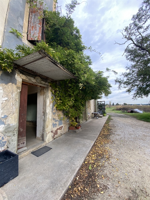 Caderousse, 5 minutes from the A7/A9 Orange interchange, 30 minutes from Avignon Tgv station. Mas to