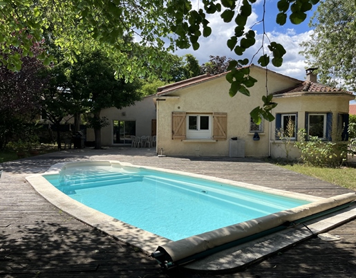 Familiehuis met zwembad, garages op groot perceel