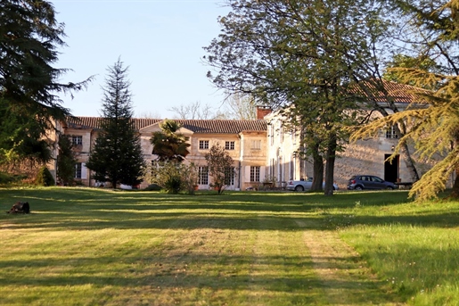 Wspaniała posiadłość XVIII zamek z parkiem i 12 hektarami