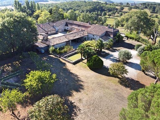 Herrenhaus in Dordogne - Historisches Chartreuse, mit Gästehaus, 2 Schwimmbädern und 11 Hektar