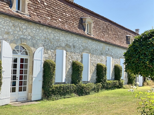 Casa señorial en Dordoña - Chartreuse histórico, con casa de huéspedes, 2 piscinas y 11 hectáreas
