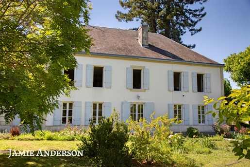 Prächtiges Maison de Maitre mit Gästehaus und Nebengebäuden direkt am Fluss