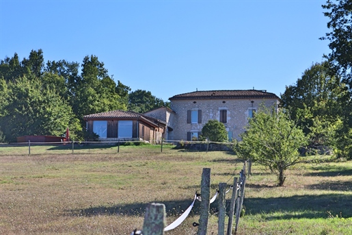 Groot Girondine huis met 8 hectare, bijgebouwen en vijver - 24230 Nastringues