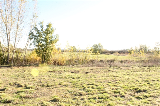 In Nègrepelisse, land for sale, serviced and connected to mains drainage.