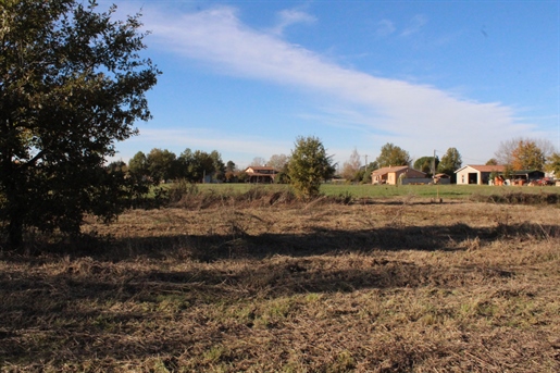 Land on Nègrepelisse, serviced, connected to mains drainage