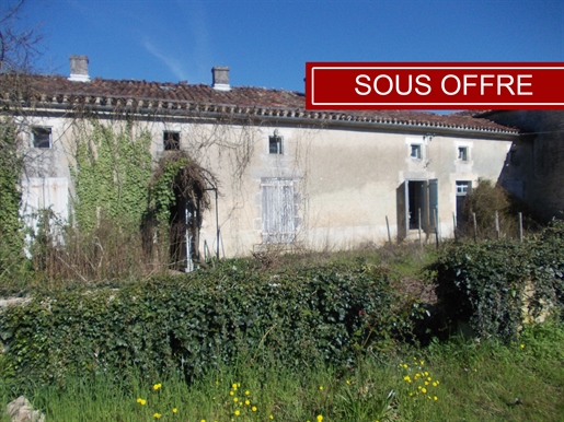 Charente huis te renoveren met bijgebouwen