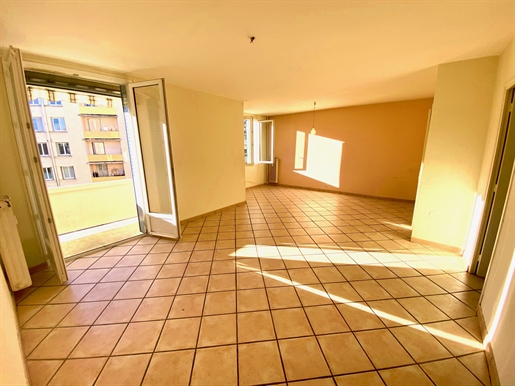 Aubenas. T3 apartment of approximately 66 m2 located on the 2nd floor.