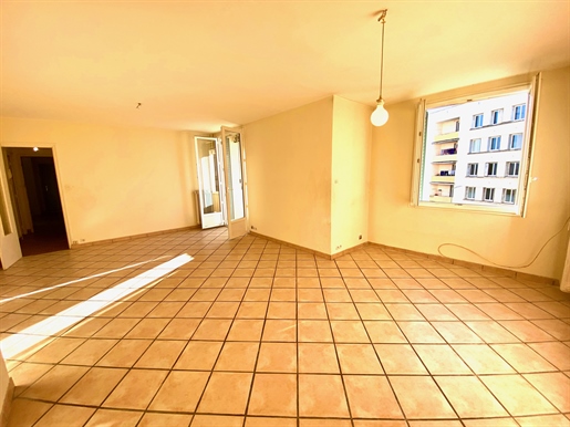 Aubenas. T3 apartment of approximately 66 m2 located on the 2nd floor.