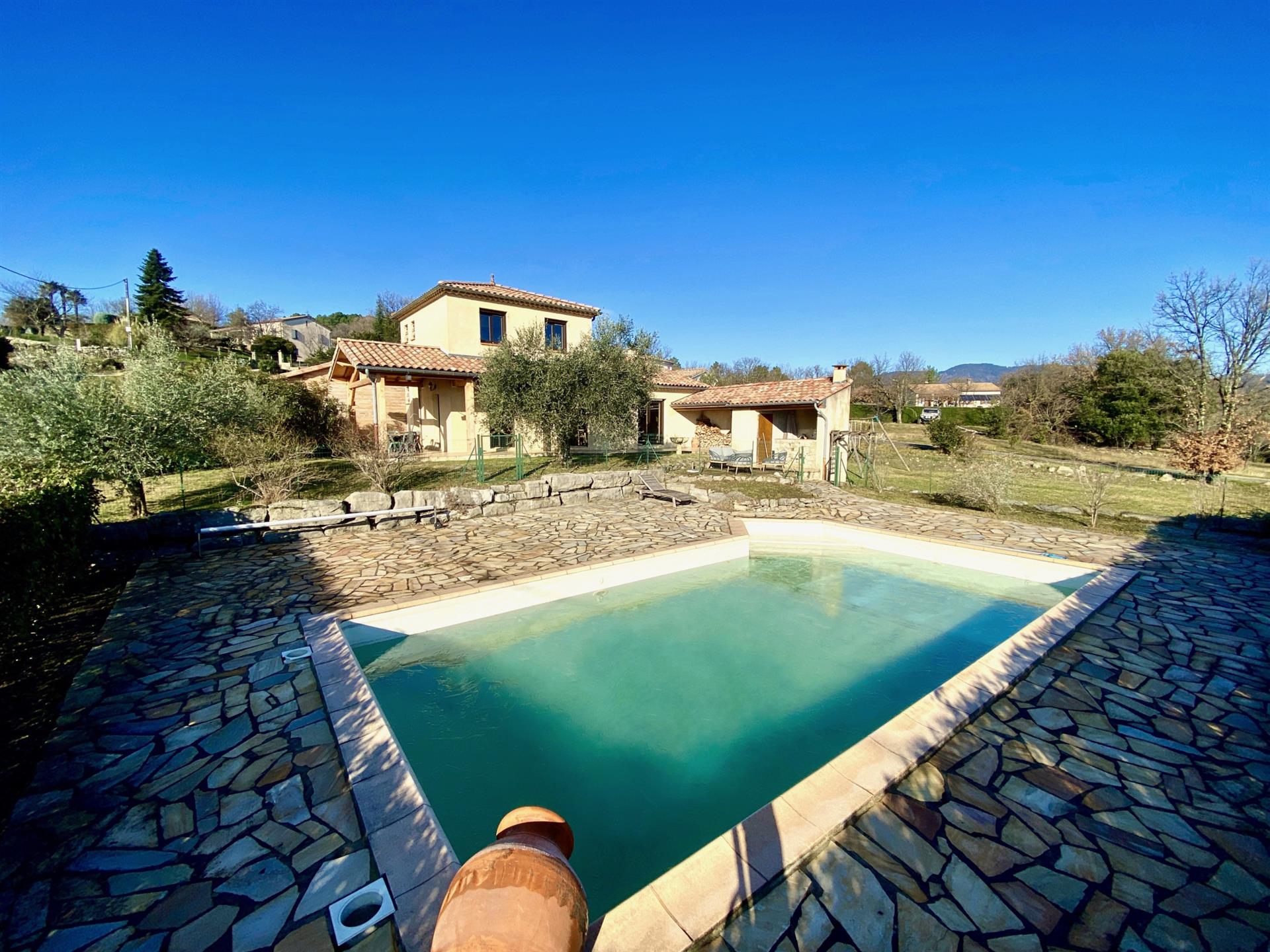 Vivienda unifamiliar con piscina y terreno contiguo de 3155 m2 aproximadamente