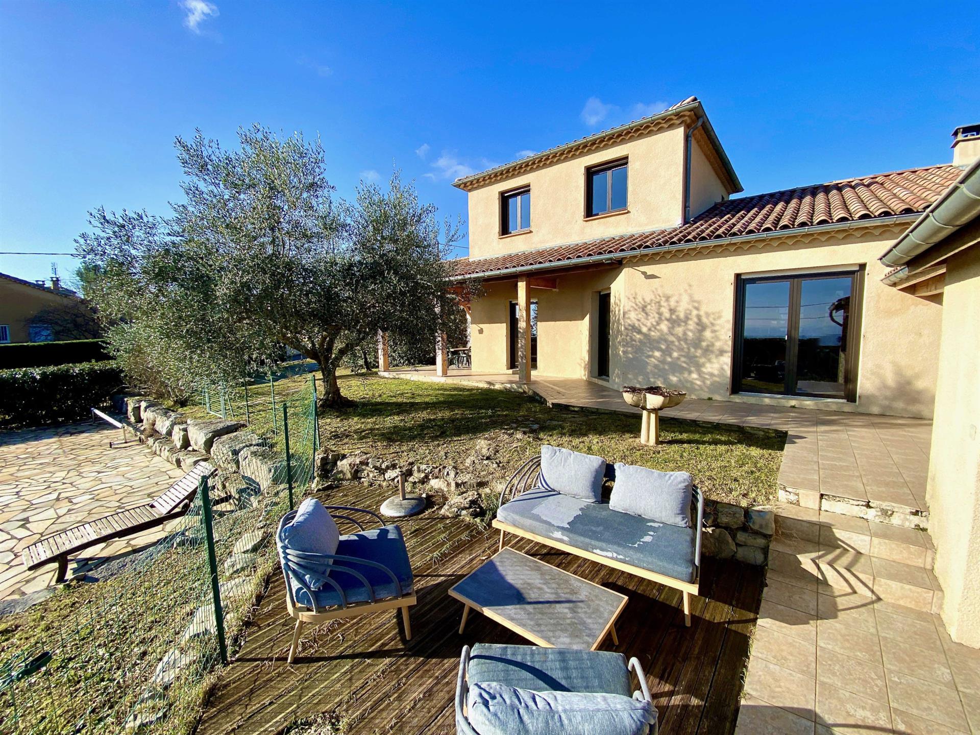 Vivienda unifamiliar con piscina y terreno contiguo de 3155 m2 aproximadamente