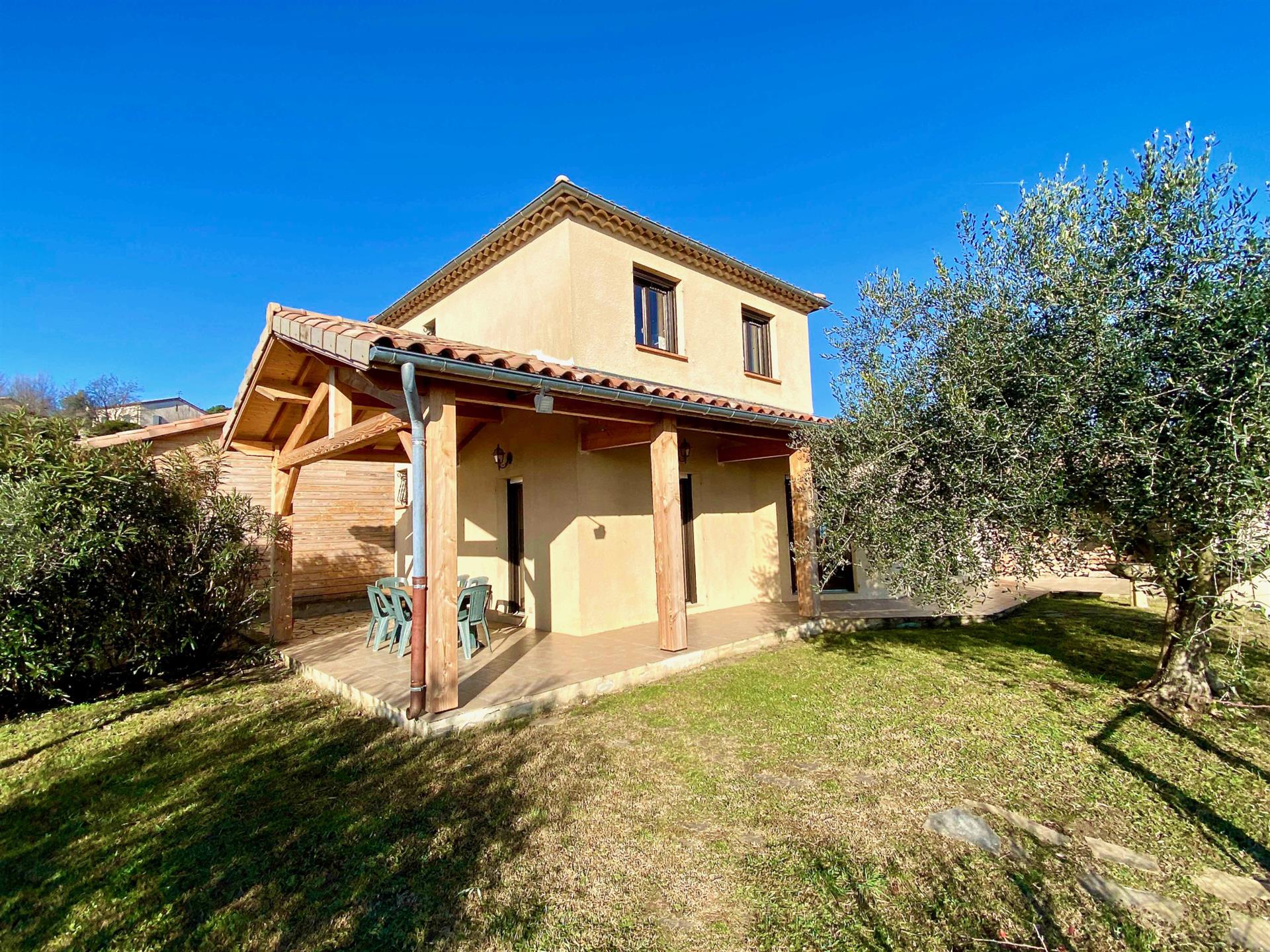 Vivienda unifamiliar con piscina y terreno contiguo de 3155 m2 aproximadamente