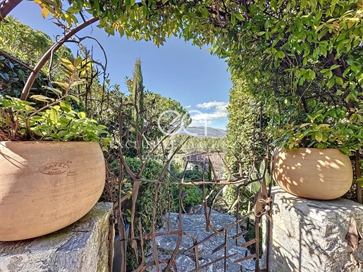 Castellaras near Cannes, city of 250 sqm with garden