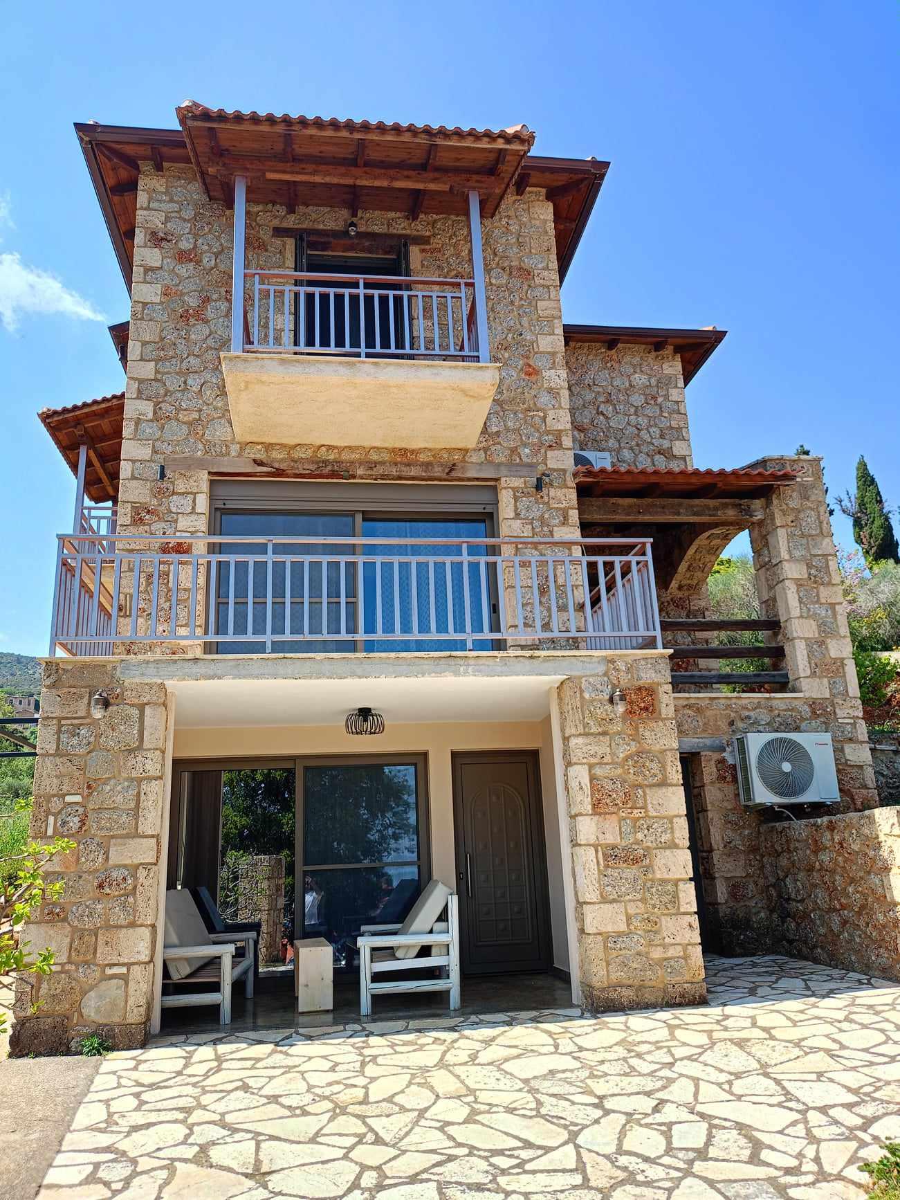 Casa in pietra – maisonette di 171 mq ad Akrata Achaia con vista mare