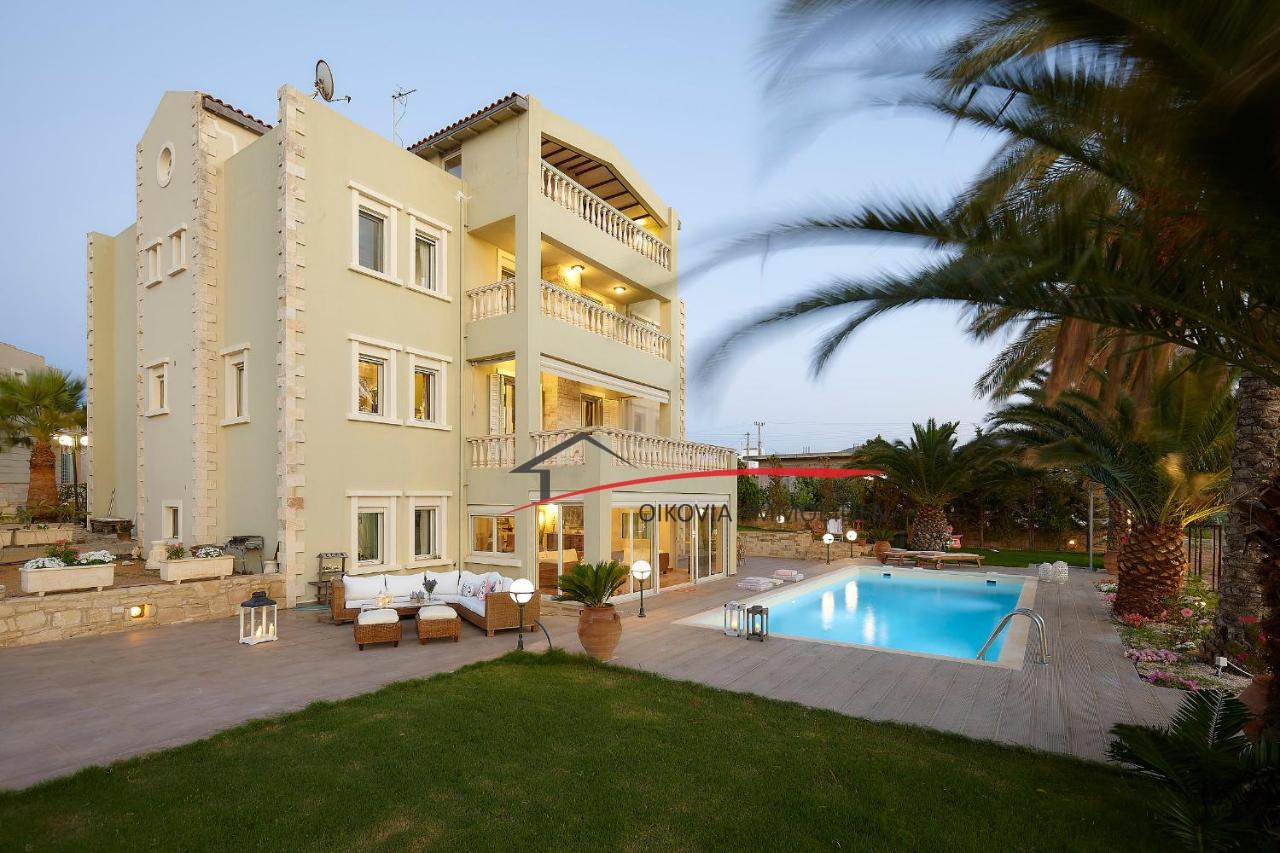 520 square meters luxury villa with private pool close to the beach.