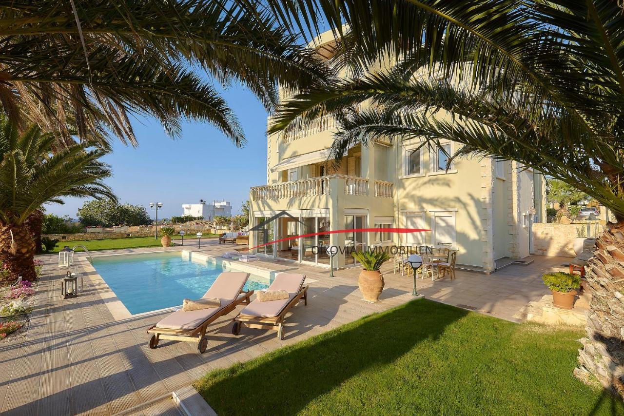 520 square meters luxury villa with private pool close to the beach.
