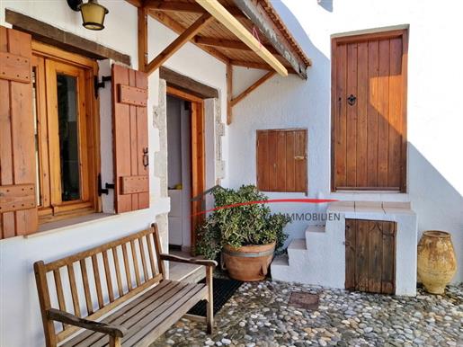 Bländande renoverat traditionellt byhus med terrass och innergård