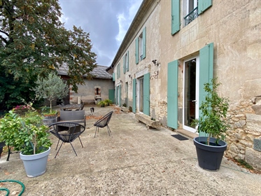 Attractive wine estate only 35 minutes from Bordeaux centre. Set on high ground the property enjoys