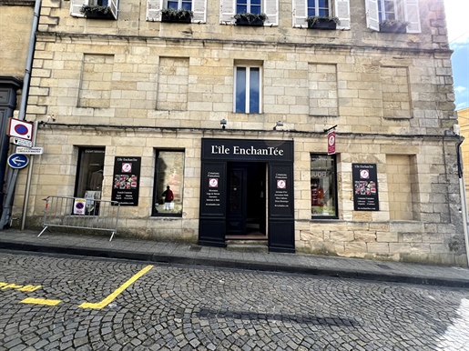 Opportunité unique à Saint-Émilion d'acquérir un local commercial historique.