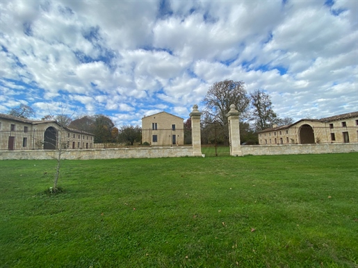 Denne overdådige ejendom ligger kun 25 minutter fra Bordeaux centrum på 16 hektar jord.