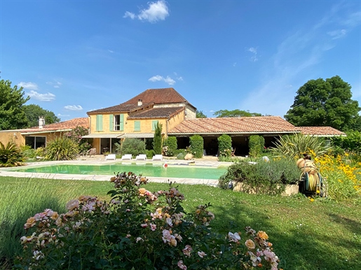 Stunning stone property set in 3.5 hectares of protected land only minutes from Libourne town centre