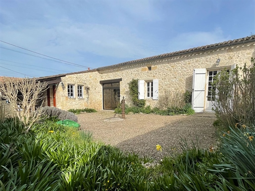 Located in a quiet hamlet close to Sainte Foy la Grande, this characterful stone house offers a larg