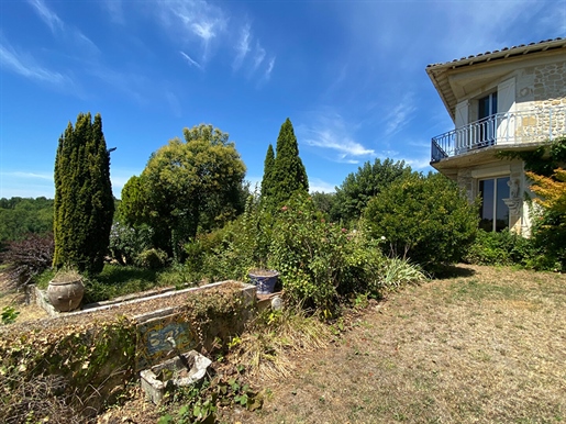 Beautiful property on the right bank, just 15 minutes from the center of Bordeaux and Saint-Jean tra