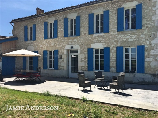 An einer kleinen Landstraße, die zum Fluss hinunterführt, befindet sich dieses große Gironde-Haus, 